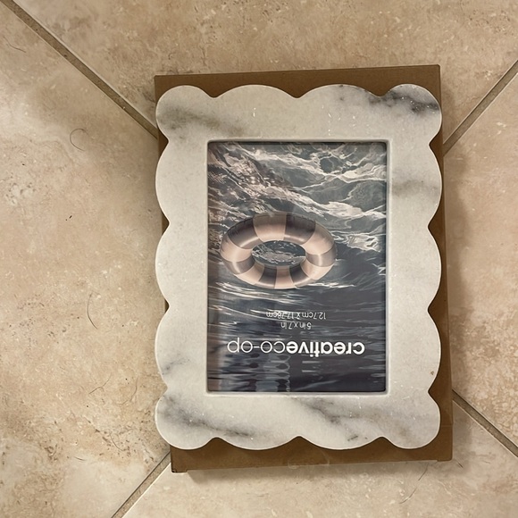 Summer 2024 Jilly Box Creative Co-op Scalloped Marble Frame - Picture 3 of 3